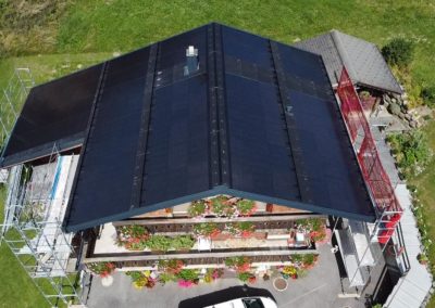 Installation d’une toiture intégrale avec des tuiles solaires